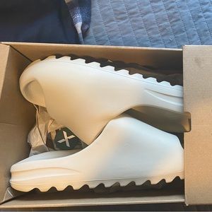 Yeezy slides pure size 11